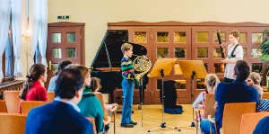 Zwei Schüler der Musikschule Greifswald geben ein Konzert