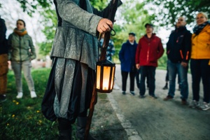 Der Greifswalder Nachtwächter macht mit den Teilnehmern der Stadtführung einen Stopp auf dem Wall - © Wally Pruß Der Greifswalder Nachtwächter macht mit den Teilnehmern der Stadtführung einen Stopp auf dem Wall