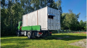 Der neue Jugendcontainer wird mit Hilfe eines Kranwagens an seinen endgültigen Standort neben der Sporthalle IV transportiert - © Pressestelle der Universitäts- und Hansestadt Greifswald Der neue Jugendcontainer wird mit Hilfe eines Kranwagens an seinen endgültigen Standort neben der Sporthalle IV transportiert