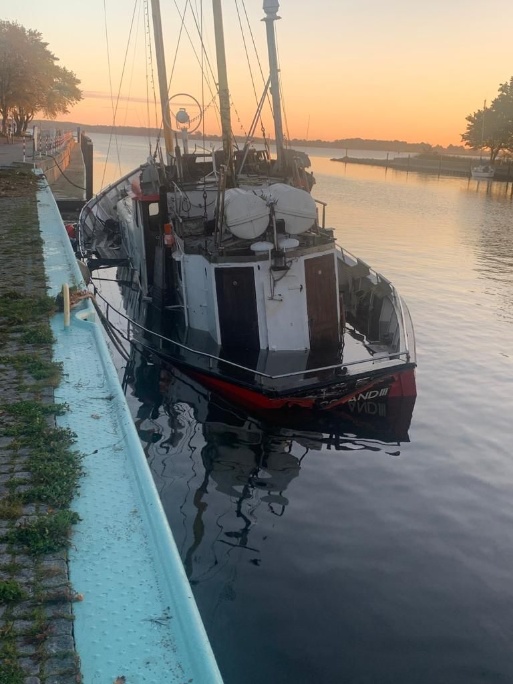 Von dem gesunkenen Schiff Nordland schaut nur noch das Oberdeck aus dem Wasser.  