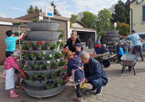 Hansekinder und Greifswalds Oberbürgermeister bepflanzen eine Blumenkaskade - © Theres Behnke, Greifswald Marketing GmbH Hansekinder und Greifswalds Oberbürgermeister bepflanzen eine Blumenkaskade