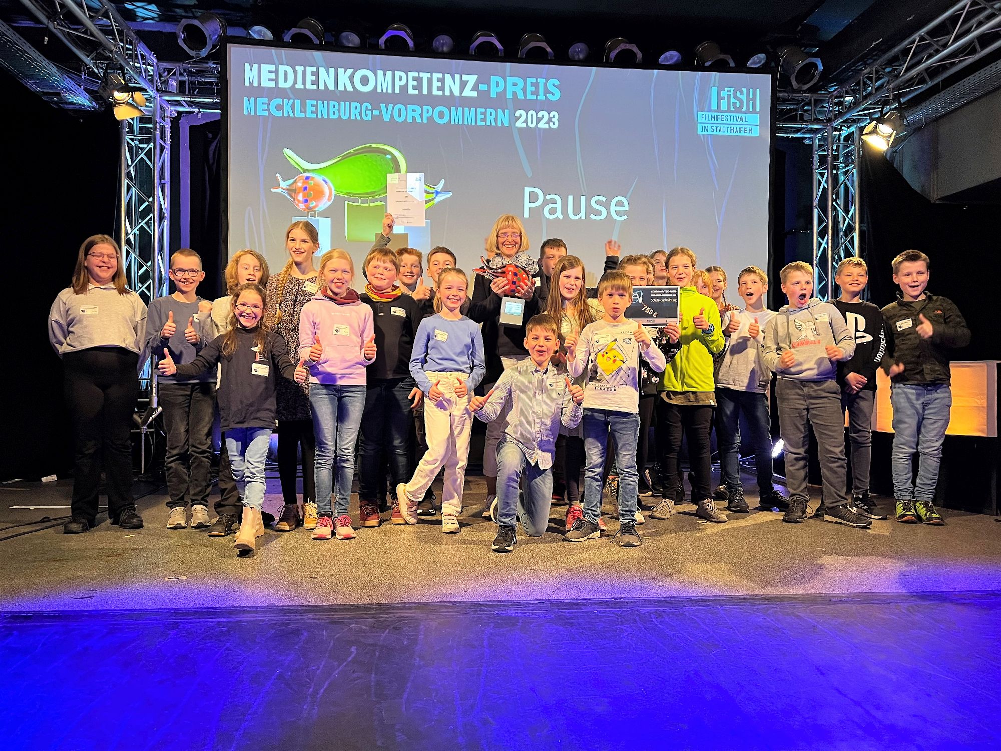 /export/sites/hgw/de/.galleries/Pressestelle-Pressemitteilungen/Pressemitteilungen-2023/Preisverleihung-Medienkompetenz-Preis-M-V-c-Kaethe-Kollwitz-Grundschule-min.jpg