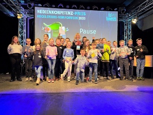 Die Schülerinnen und Schüler der Klasse 4b freuen sich über ihren Preis bei der Preisverleihung vom Medienkompetenz-Preis M-V - © Käthe-Kollwitz-Grundschule Die Schülerinnen und Schüler der Klasse 4b freuen sich über ihren Preis bei der Preisverleihung vom Medienkompetenz-Preis M-V