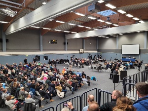 Blick aus den Zuschauerreihen auf die Sondersitzung der Bürgerschaft in der Mehrzweckhalle