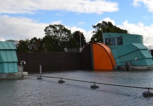 Das Mittelsegment des Sperrwerk in Greifswald-Wieck ist geschlossen