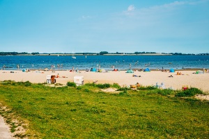 Strandbad Eldena mit Badegästen