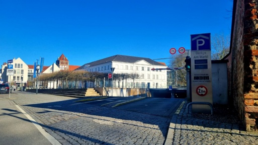Ein- und Ausfahrt der Tiefgarage am Markt in der Greifswalder Innenstadt
