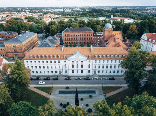 Drohnenaufnahme vom Universitätshauptgebäude am Rubenowplatz