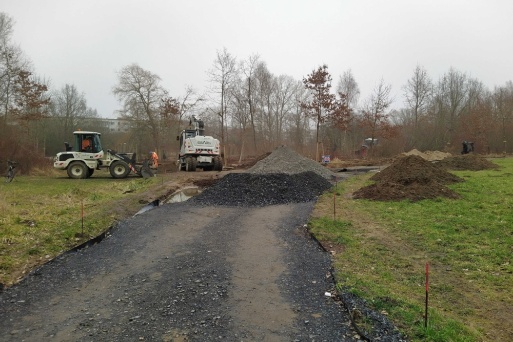 Bauarbeiter bauen die Tragschicht für die Wege im Stadtperk ein