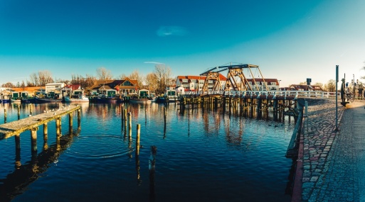 Die Wicker Brücke mit Fischerboot im Vordergrund