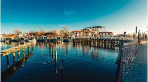 Die Wicker Brücke mit Fischerboot im Vordergrund