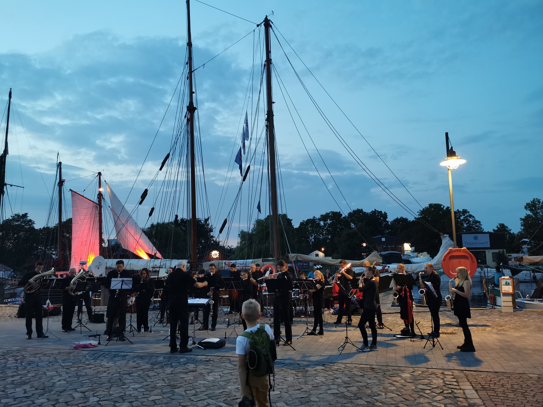 /export/sites/hgw/de/.galleries/Pressestelle-Pressemitteilungen/Pressemitteilungen-2023/erledigt_Blasorchester-Greifswald_Museumshafen_cTheres-Behnke_komprimiert.jpg