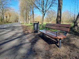 Eine neue Bank und ein ein Papierkorb im Stadtpark