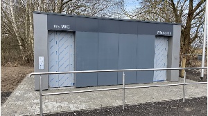 Blick auf das Gebäude der neuen öffentlichen Toilette auf dem Parkplatz hinter der Eldenaer Mühle