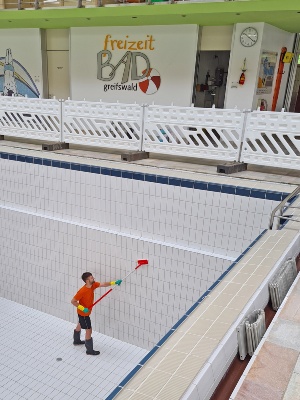 Grundreinigung im Freizeitbad Greifswald - © Freizeitbad Greifswald Grundreinigung im Freizeitbad Greifswald