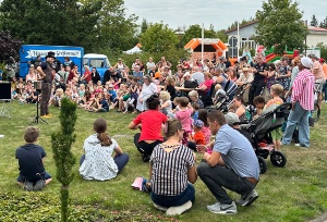 Kinder und Erwachsene schauen einem Clown zu - © Stadtwerke Kinder und Erwachsene schauen einem Clown zu