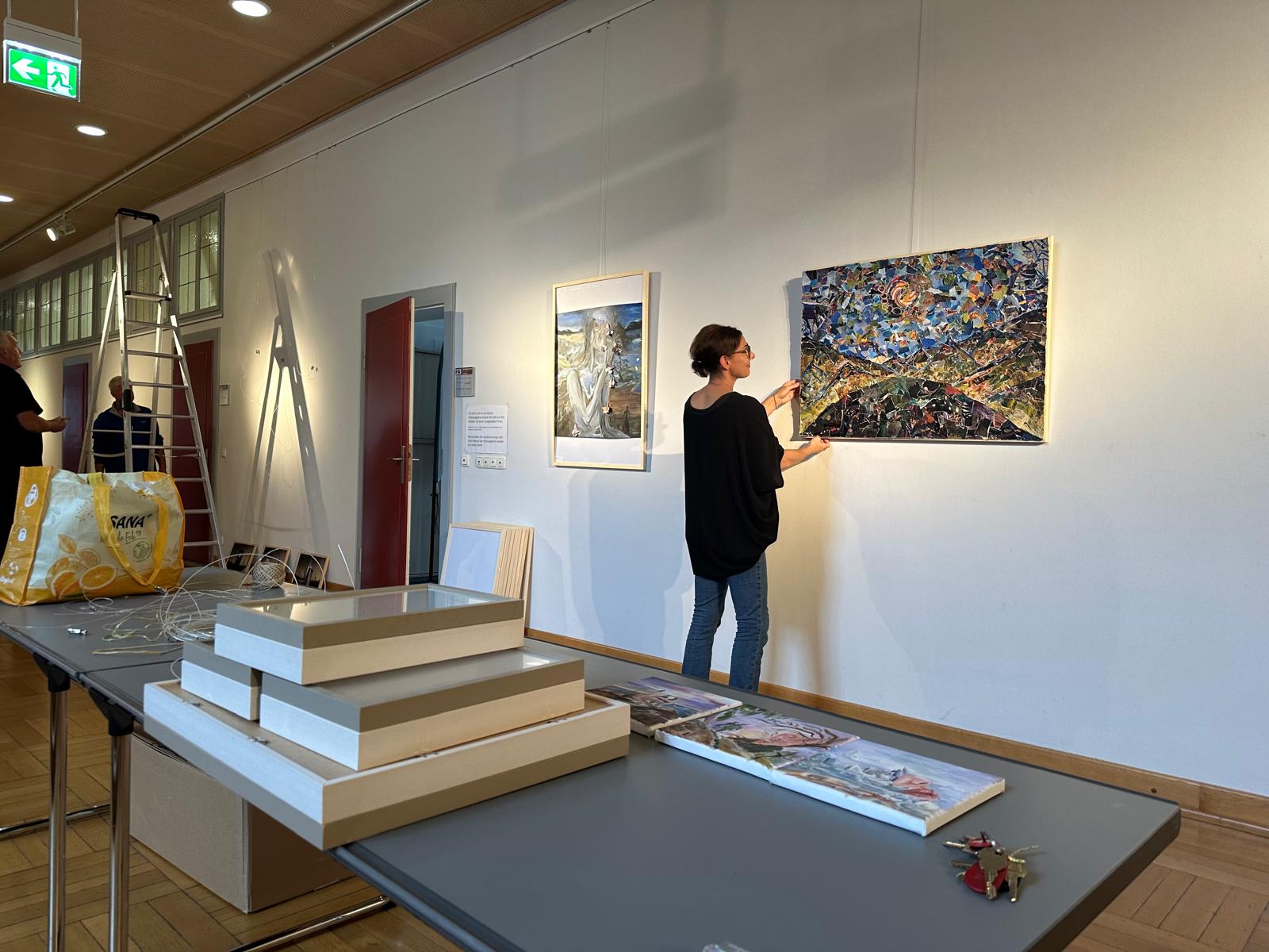 /export/sites/hgw/de/.galleries/Pressestelle-Pressemitteilungen/Pressemitteilungen-2024/Aufbau-Ausstellung-Kleine-Rathausgalerie-Ein-Ort-Andere-Welten-Schuelerprojekt.jpeg