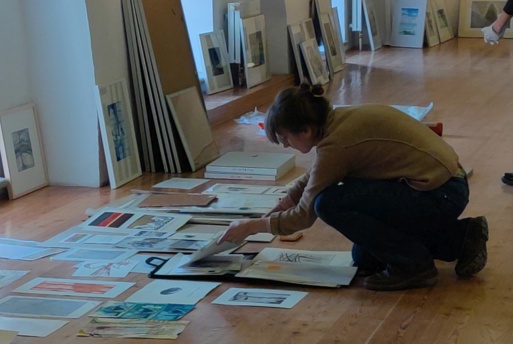 Vorbereitungen zur Ausstellung Druckgrafiken