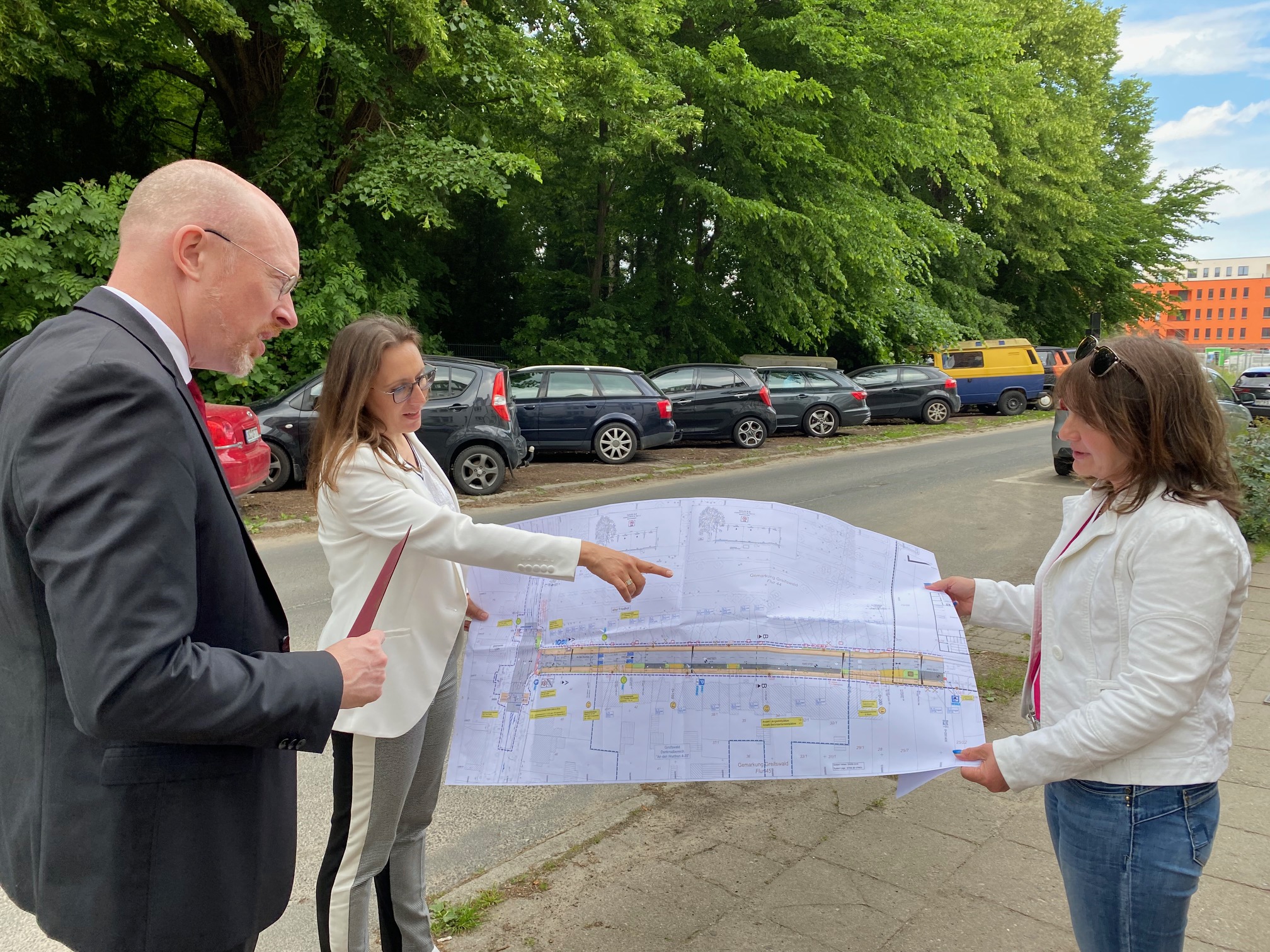 /export/sites/hgw/de/.galleries/Pressestelle-Pressemitteilungen/Pressemitteilungen-2024/Bauminister-Christian-Pegel-uebergibt-Foerderzusage-fuer-Umgestaltung-der-Strasse-An-den-Wurthen-Pressestelle-7.jpg