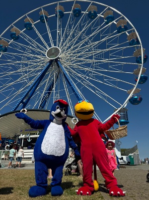 Die Maskottchen Nobbi und Grypsy vor dem Riesenrad beim Fischerfest - © Pressestelle Die Maskottchen Nobbi und Grypsy vor dem Riesenrad beim Fischerfest