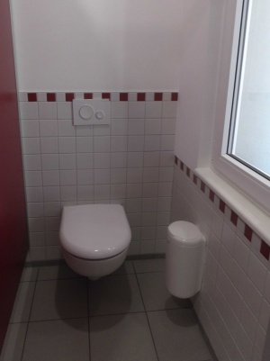 Die sanierten Toiletten in der Weinert-GS präsentieren sich modern und farbig - © Immobilienverwaltungsamt Die sanierten Toiletten in der Weinert-GS präsentieren sich modern und farbig
