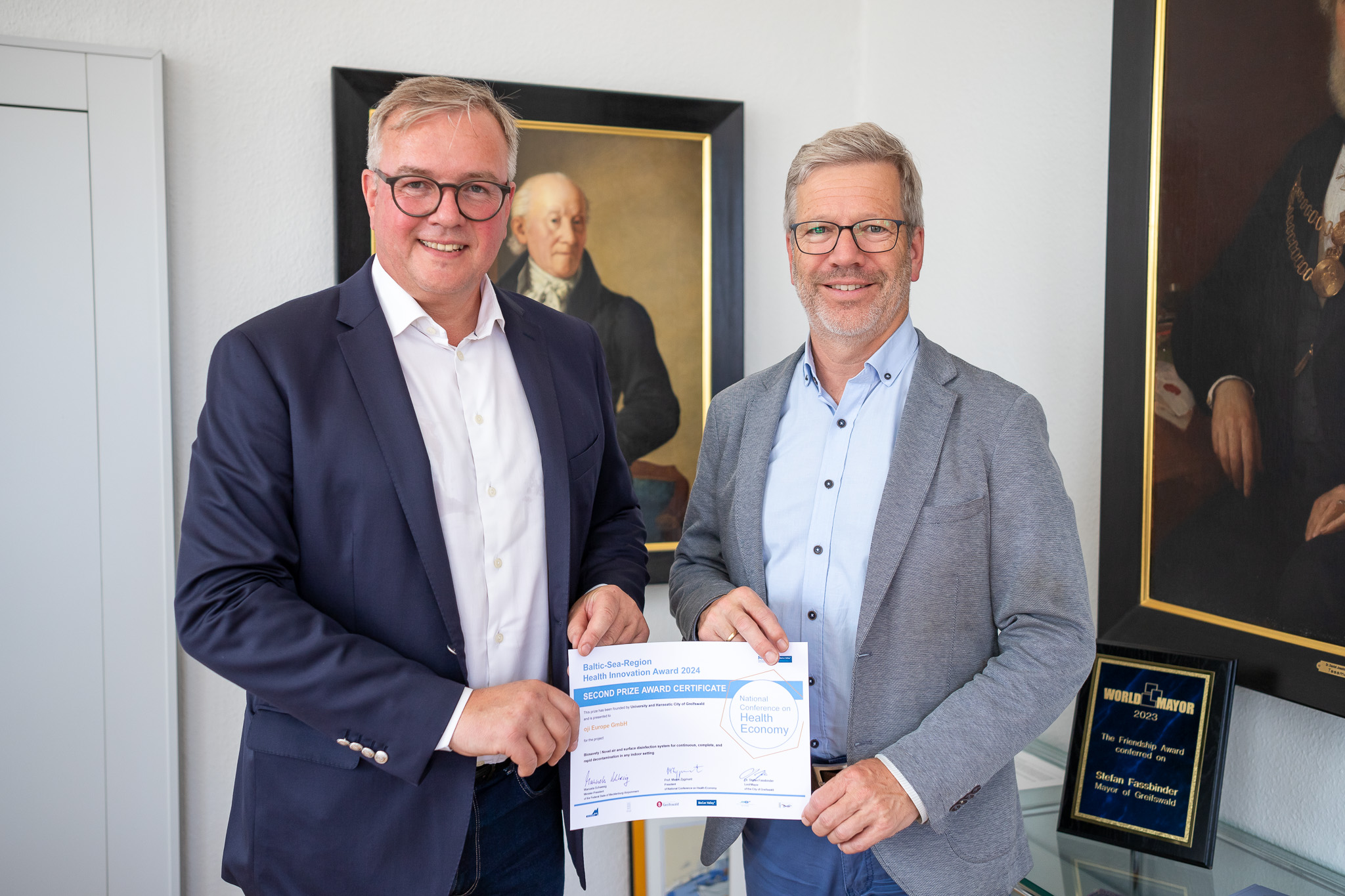 /export/sites/hgw/de/.galleries/Pressestelle-Pressemitteilungen/Pressemitteilungen-2024/Dr.-Thomas-Bone-Winkel-OB-Dr.-Stefan-Fassbinder-mit-dem-Award-fuer-das-Projekt-Biosavety-11.jpg