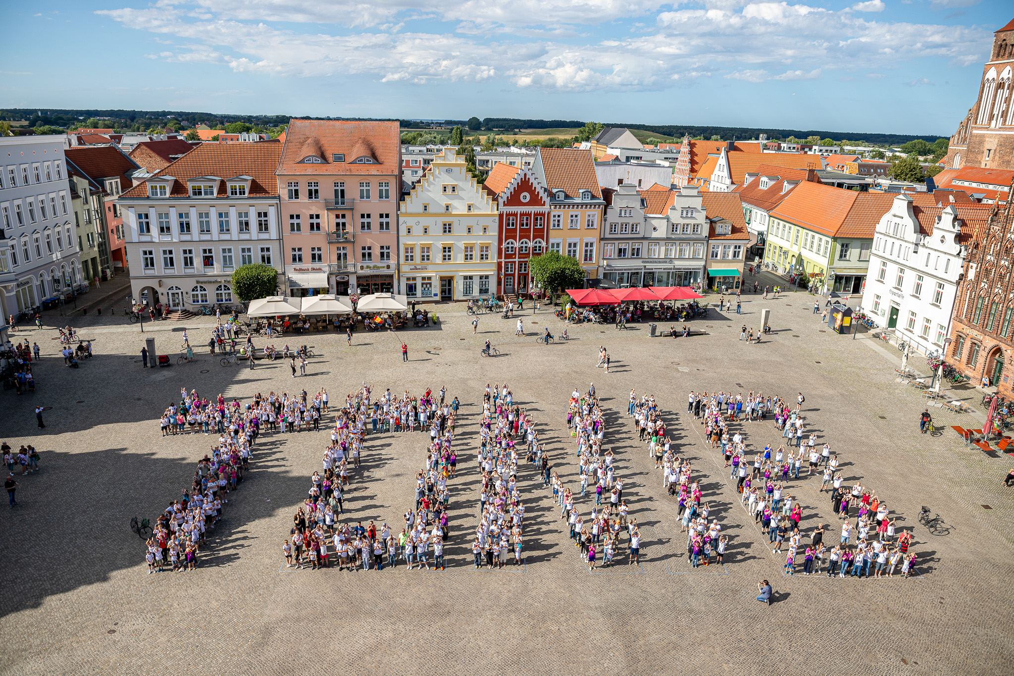 /export/sites/hgw/de/.galleries/Pressestelle-Pressemitteilungen/Pressemitteilungen-2024/Ehrung-Toni-Kroos-Greifswalder-Marktplatz-c-Andre-Gschweng-5.jpg