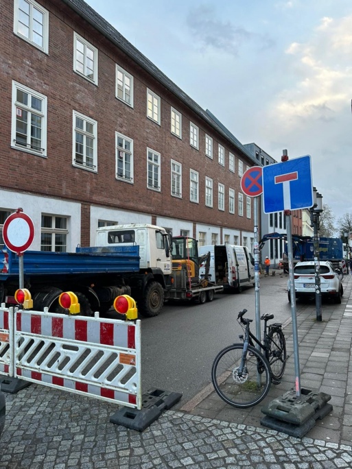 Blick in die gesperrte Fleischerstraße nach einer Havarie mit Reparaturfahrzeugen