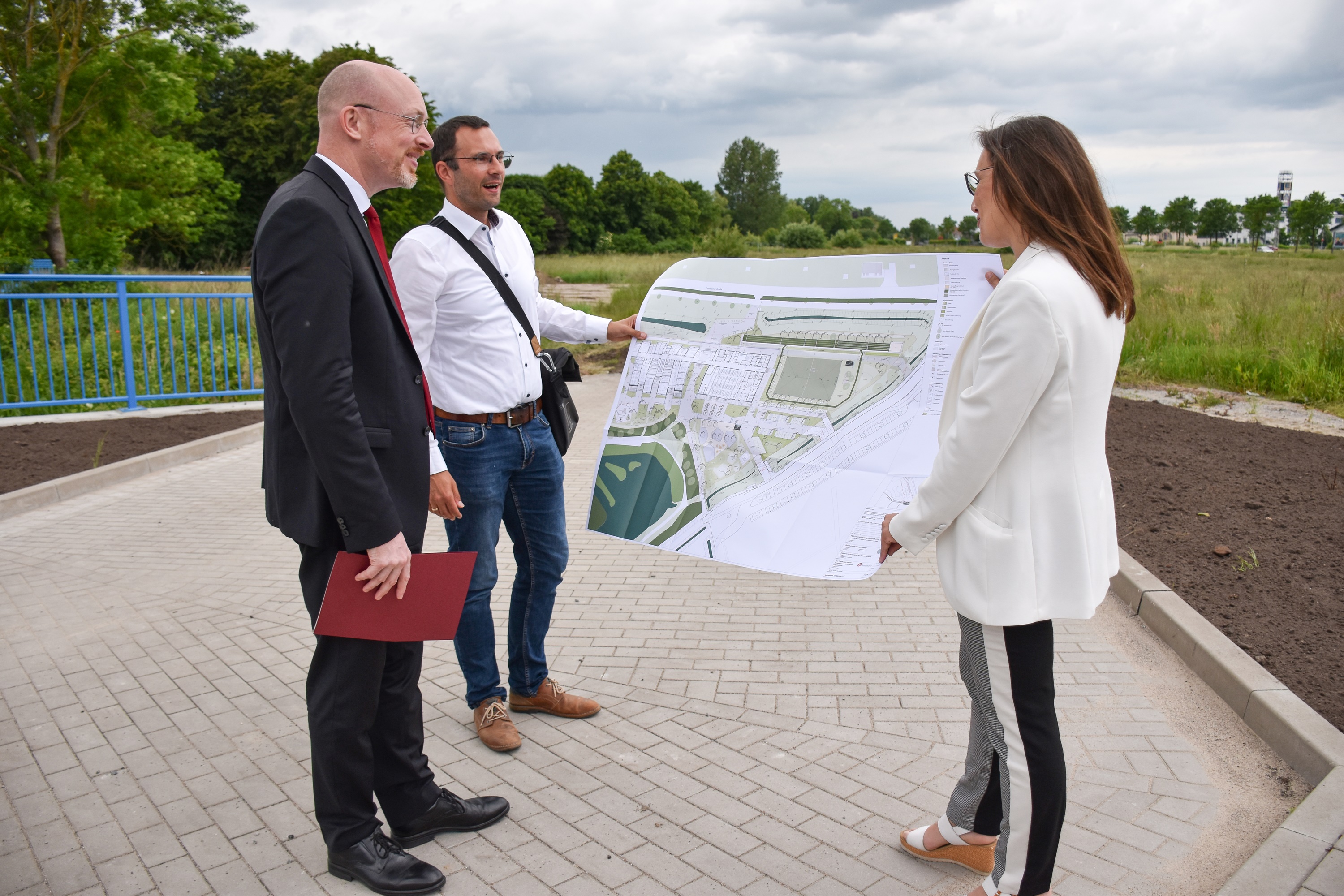 /export/sites/hgw/de/.galleries/Pressestelle-Pressemitteilungen/Pressemitteilungen-2024/Jeannette-von-Busse-und-Thomas-Boehme-praesentieren-Christian-Pegel-den-Plan-fuer-das-neue-Schulzentrum-Foto-Pressestelle-3.JPG