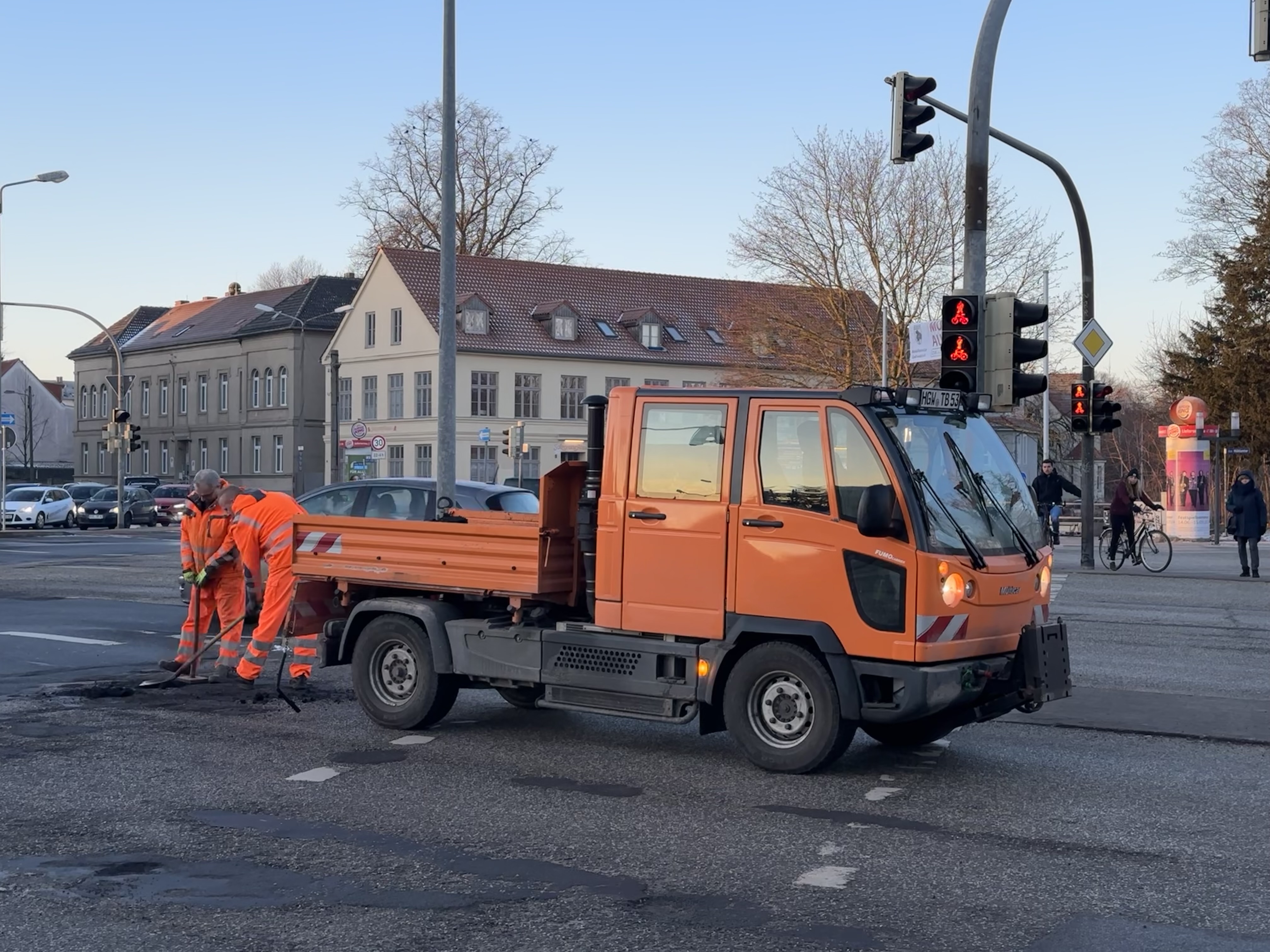 /export/sites/hgw/de/.galleries/Pressestelle-Pressemitteilungen/Pressemitteilungen-2024/Mitarbeiter-des-staedtischen-Bauhofs-stopfen-Frostloecher-auf-dem-Platz-der-Freiheit-Foto-Pressestelle.jpg