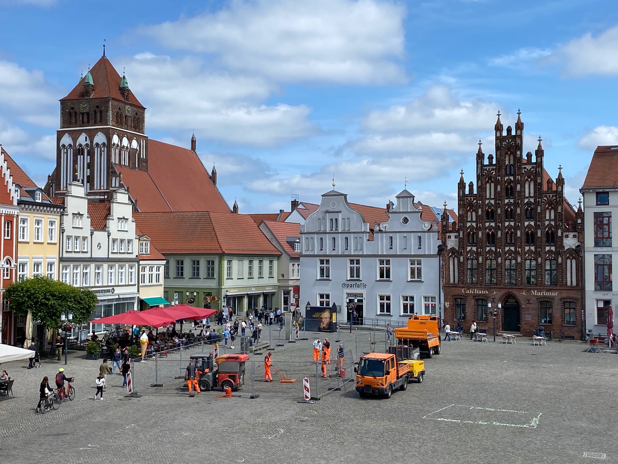 /export/sites/hgw/de/.galleries/Pressestelle-Pressemitteilungen/Pressemitteilungen-2024/Pflaster-des-Historischen-Marktplatzes-wird-neu-verfugt-Foto-Pressestelle-2.jpg