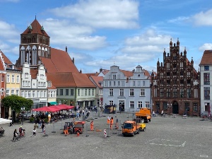 Bauarbeiter erneuern die Fugen in einem abgezäunten Bereich des Marktplatzes