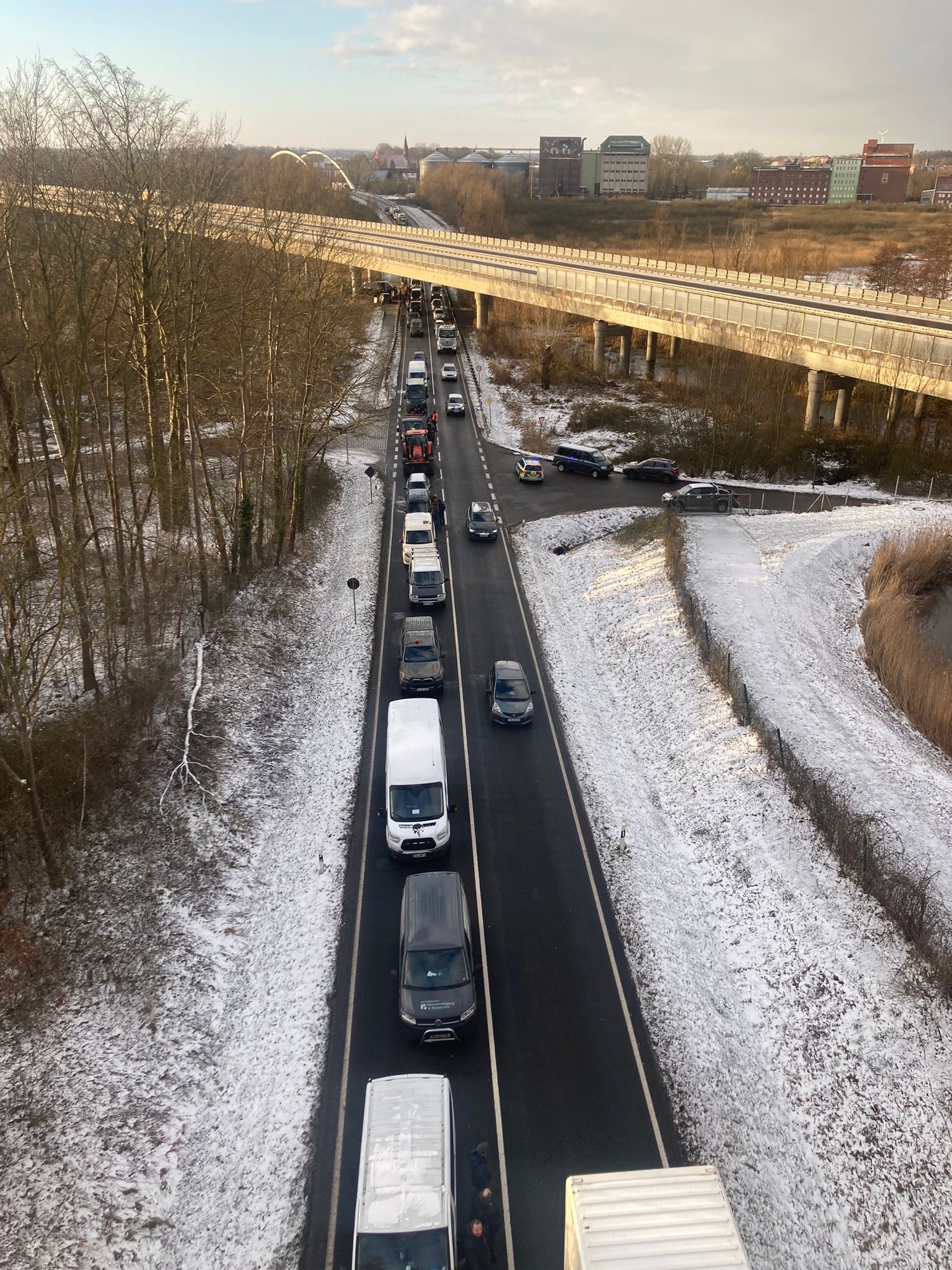 /export/sites/hgw/de/.galleries/Pressestelle-Pressemitteilungen/Pressemitteilungen-2024/Protestaktion-Landwirte-und-Unternehmer-bei-Jarmen-am-5.1.2024-Foto-Veranstalter.JPG