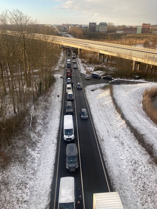LKW und PKW stauen sich bei Jarmen