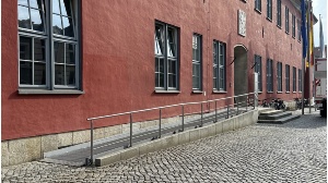 Rollstuhlrampe am Rathaus - © Pressestelle UHGW Rollstuhlrampe am Rathaus