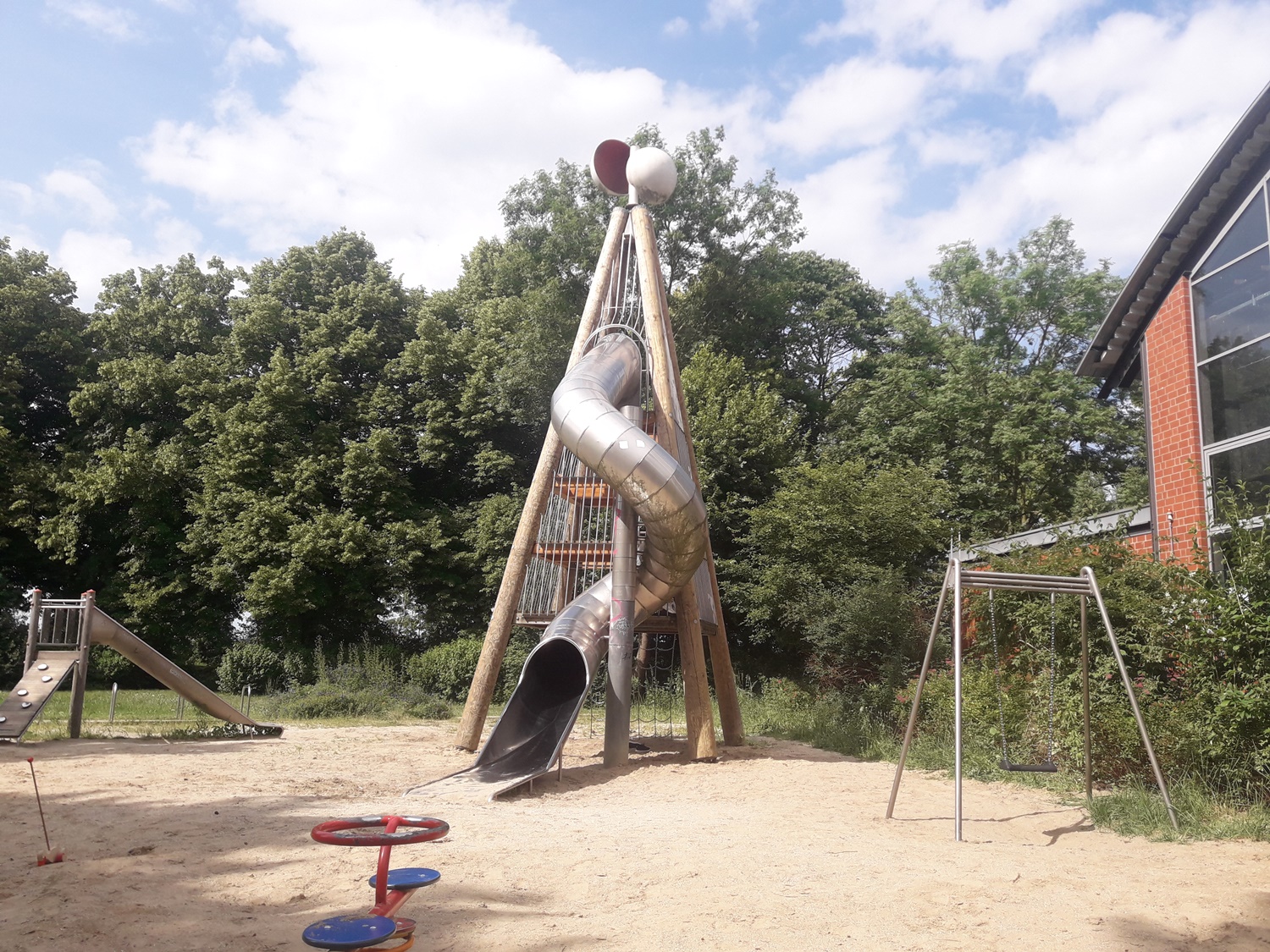 /export/sites/hgw/de/.galleries/Pressestelle-Pressemitteilungen/Pressemitteilungen-2024/Rutschenturm-auf-Spielplatz-in-den-Credneranlagen-Foto-Claudia-Kowalzyck-3.jpg