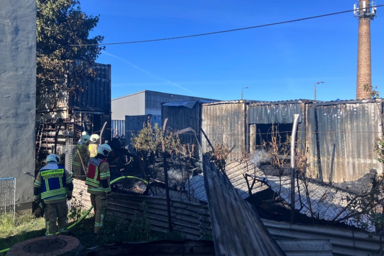 Einsatzkräfte der Berufs- und der Freiwilligen Feuerwehr löschen Brand in Ladebow