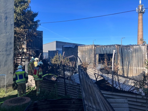 Einsatzkräfte der Berufs- und der Freiwilligen Feuerwehr löschen Brand in Ladebow