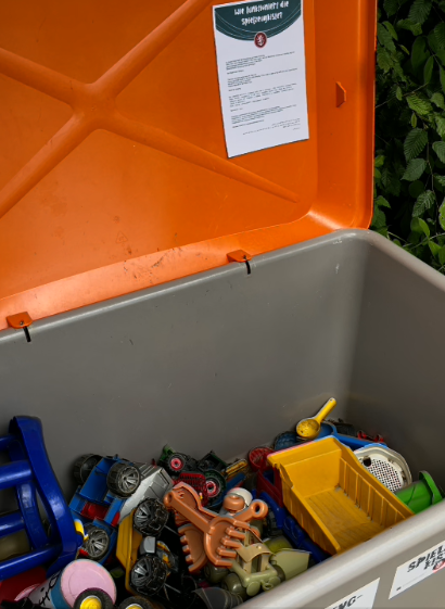 Spielzeugkisten auf Spielpltzen c Kassandra Engel 