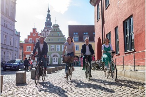 Stadtradeln Stars Henry Völzke, Agnes Flöel und Sarah Stapel mit OB Stefan Fassbinder