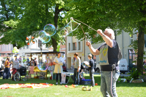 Mann mit Seifenblasen auf dem Domvorplatz