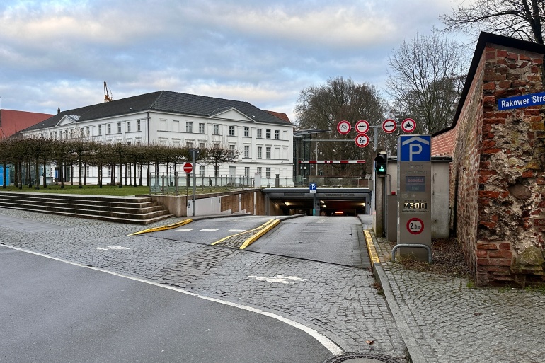 Blick auf den Eingang der Tiefgarage am Markt