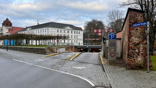 Blick auf den Eingang der Tiefgarage am Markt