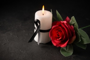 Trauer Kerze und rote Rose - © mdjaff auf Freepik Trauer Kerze und rote Rose