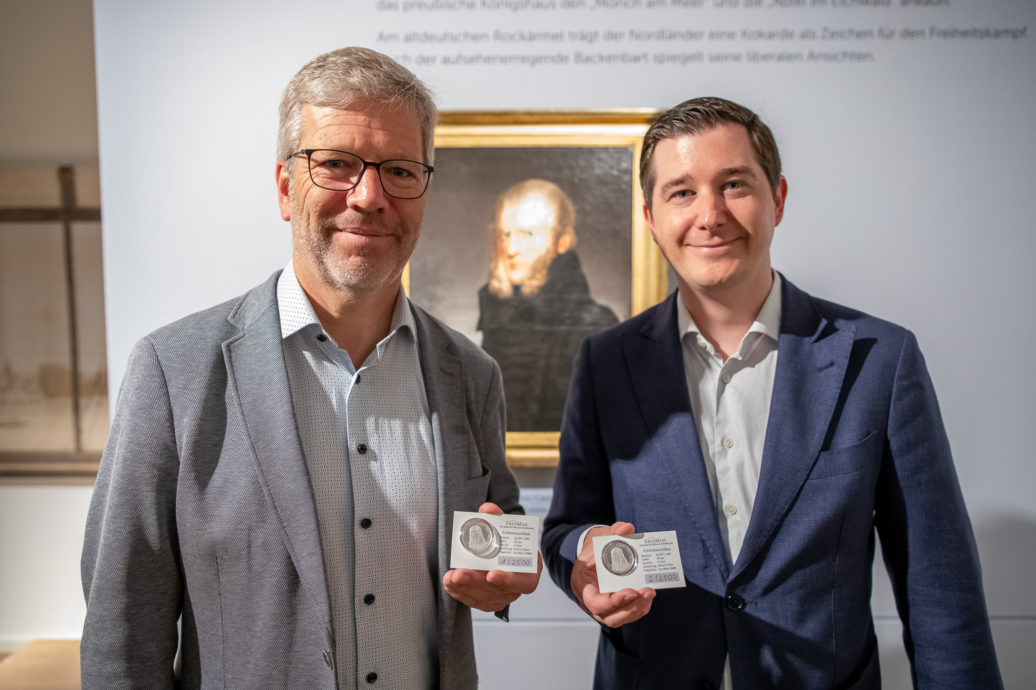/export/sites/hgw/de/.galleries/Pressestelle-Pressemitteilungen/Pressemitteilungen-2024/Uebergabe-CDF-Jubilaeumsmuenze-OB-Stefan-Fassbinder-Lars-Knevels-von-EuroMint-Foto-Andre-Gschweng-3.jpg