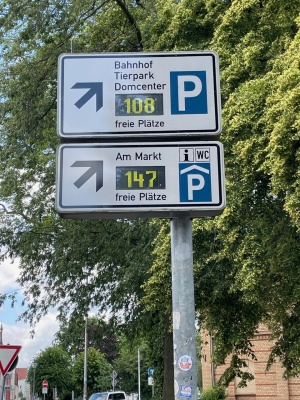Neue Reflexionsfolien für die Schilder des Parkleitsystems in Greifswald