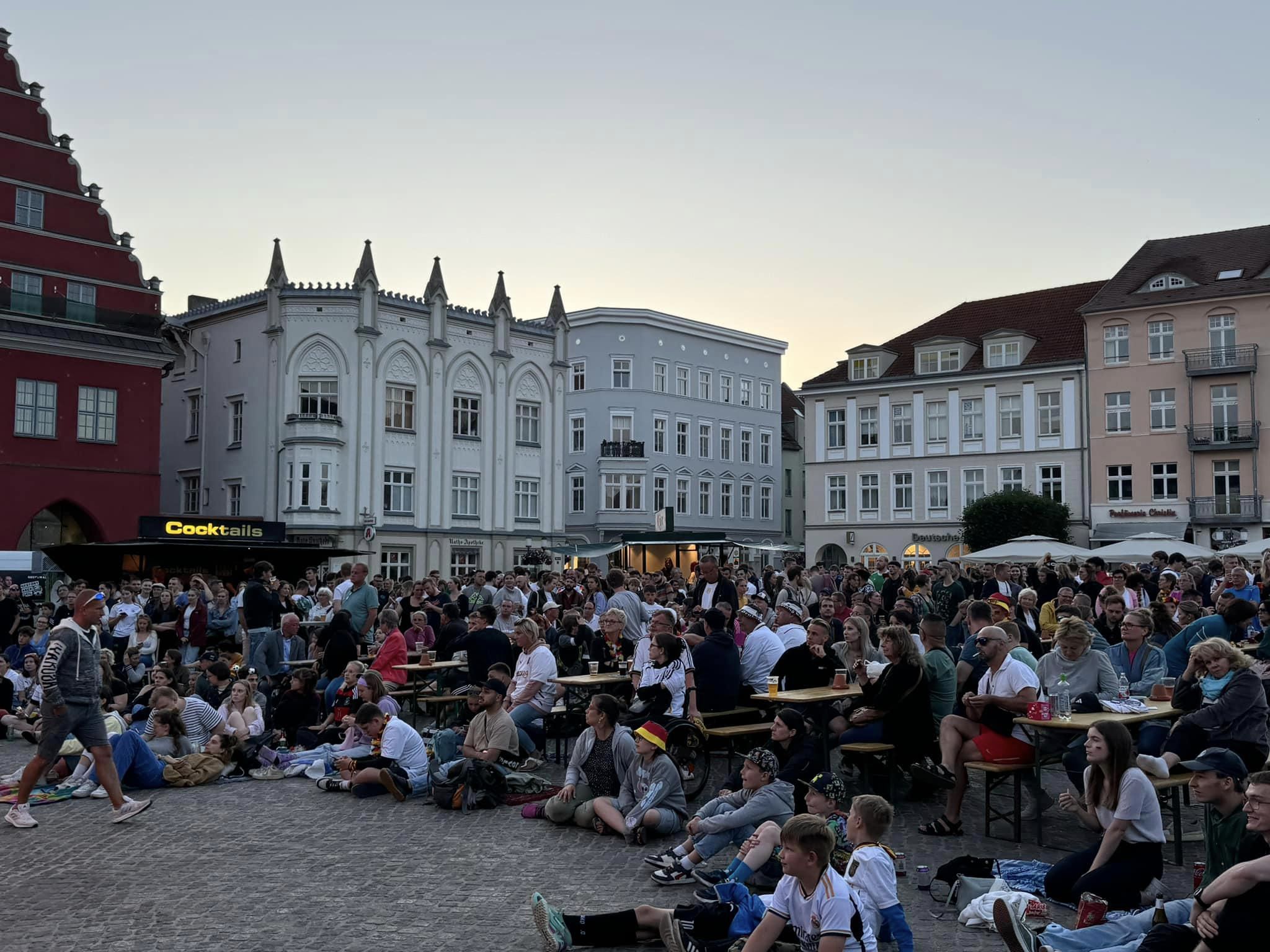 /export/sites/hgw/de/.galleries/Pressestelle-Pressemitteilungen/Pressemitteilungen-2024/public-viewing-marktplatz-c-pressestelle.jpg