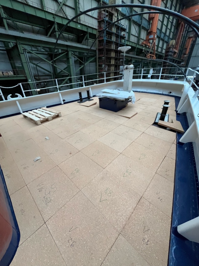 Neues Holzdeck entsteht © Friedrich Fichte Neues Holzdeck auf der GREIF