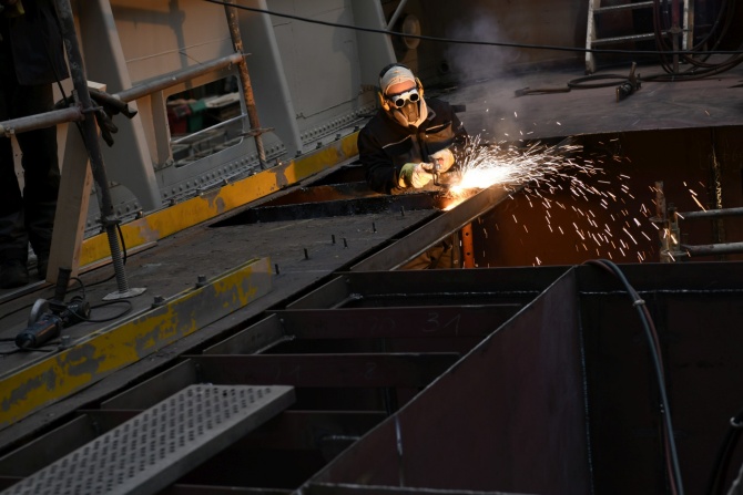 250117_Hauptdeck_S.Weiß_DSC2943 © S. Weiß Ein Schweißer bei der Arbeit am Hauptdeck
