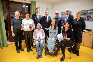 35 Jahre Behindertenforum Greifswald (c) André Gschweng (11) © André Gschweng Die diesjährigen Geehrten mit Innenminister Christian Pegel (m.) und weiteren Stadtvertreterinnen und -vertretern